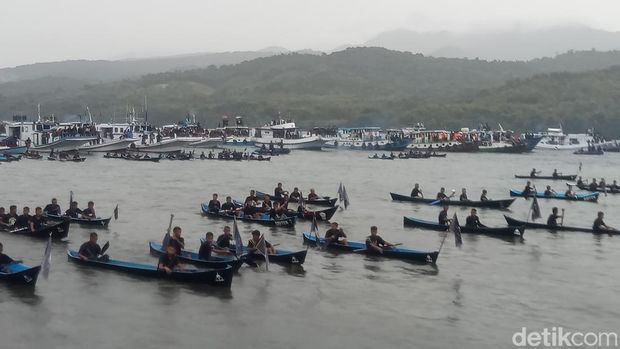 Prosesi Tuan Meninu di Kota Larantuka, Flores Timur, Nusa Tenggara Timur (NTT), Jumat (18/4/2025). (Yurgo Purab)