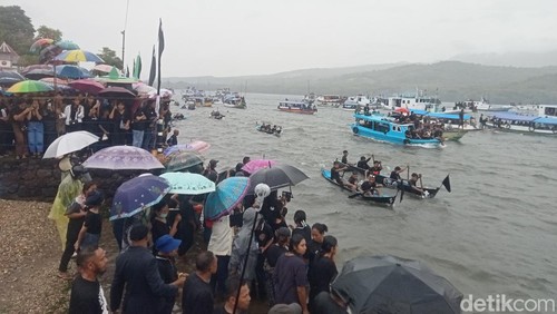 Prosesi Tuan Meninu di Kota Larantuka, Flores Timur, Nusa Tenggara Timur (NTT), Jumat (18/4/2025). (Yurgo Purab)