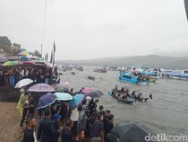 Ribuan Peziarah Bahari Arak Tuan Meninu di Tengah Guyuran Hujan
