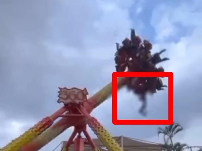 remaja terjatuh dari wahana permainan 360° pendulum jatim park 1 kota batu