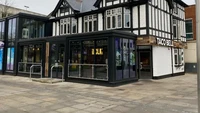 Taco Bell di Watford, Inggris menempati bangunan ikonik dari bad ke-12. Sentuhan warna hitam dan putih membuatnya tampak gahar. Foto: Food Network