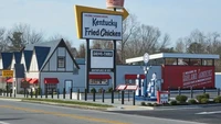 KFC Sanders dan Museum yang berlokasi di Corbin ini tak hanya menyimpan perjalanan ayam goreng yang populer tersebut. Tetapi ada restoran yang dihadirkan dengan konsep mirip tempat pengisian bahan bakar. Foto: Food Network