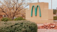 Di Sedona, Amazon, restoran McDonalds-nya didesain dengan sentuhan berbeda. Alih-alih dengan logo merah dan kuning, di sini lebih memilih warna-warna earth tone sampai dikira hanya sekadar editan semata. Foto: Food Network