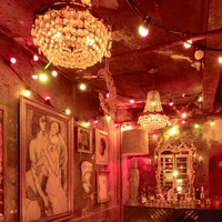 Salah satu ruang paling unik adalah “La Chaufferie,” bekas rubanah dua lantai yang kini bertransformasi menjadi bar speakeasy dan klub pribadi. Lengkap dengan meja bistro antik, disko ball era 1940-an, grill mobil tua, dan sistem suara canggih. Tempat ini kerap digunakan putrinya untuk menggelar pesta. (Foto: Architectural Digest/Matthieu Salvaing)