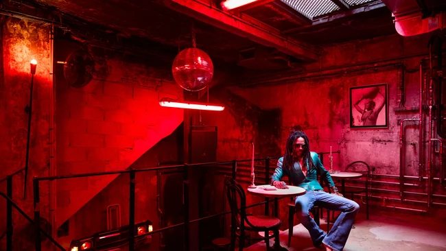 Lenny menamai rumahnya “Hôtel de Roxie,” sebagai penghormatan bagi sang ibu, mendiang aktris Roxie Roker, yang sebelum meninggal sempat bercita-cita untuk tinggal di Paris. Sebuah nama yang pas untuk tempat yang bukan sekadar hunian, melainkan perwujudan jiwa, warisan, dan filosofi hidup seorang Lenny Kravitz. “Sekarang kamu bisa merasakan auranya,” kata Lenny. (Foto: Architectural Digest/Matthieu Salvaing)