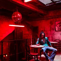 Lenny menamai rumahnya “Hôtel de Roxie,” sebagai penghormatan bagi sang ibu, mendiang aktris Roxie Roker, yang sebelum meninggal sempat bercita-cita untuk tinggal di Paris. Sebuah nama yang pas untuk tempat yang bukan sekadar hunian, melainkan perwujudan jiwa, warisan, dan filosofi hidup seorang Lenny Kravitz. “Sekarang kamu bisa merasakan auranya,” kata Lenny. (Foto: Architectural Digest/Matthieu Salvaing)