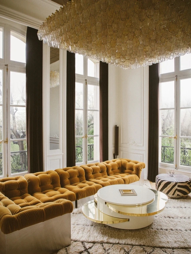 Desain interior rumah ini mencerminkan perpaduan budaya yang membentuk Kravitz semasa kecil—dari kemewahan Beaux-Arts di Upper East Side hingga kehangatan rumah kakek-neneknya di Brooklyn yang bernuansa Afro-Bahama. “Saya menyebutnya ‘elegansi yang berjiwa,’” kata pria 60 tahun itu kepada Architectural Digest. (Foto: Architectural Digest/Matthieu Salvaing)