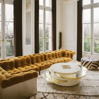 Desain interior rumah ini mencerminkan perpaduan budaya yang membentuk Kravitz semasa kecil—dari kemewahan Beaux-Arts di Upper East Side hingga kehangatan rumah kakek-neneknya di Brooklyn yang bernuansa Afro-Bahama. “Saya menyebutnya ‘elegansi yang berjiwa,’” kata pria 60 tahun itu kepada Architectural Digest. (Foto: Architectural Digest/Matthieu Salvaing)