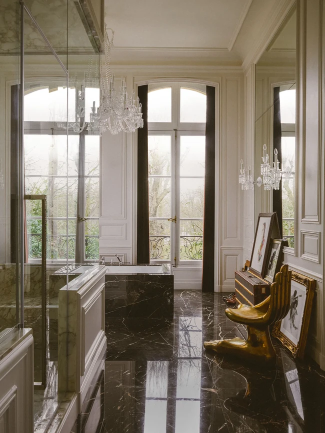 Kamar mandi yang hampir seluas kamar diberi sentuhan marmer sehingga aura kemewahannya terpancar maksimal. (Foto: Architectural Digest/Matthieu Salvaing)