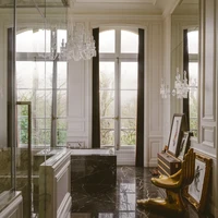 Kamar mandi yang hampir seluas kamar diberi sentuhan marmer sehingga aura kemewahannya terpancar maksimal. (Foto: Architectural Digest/Matthieu Salvaing)