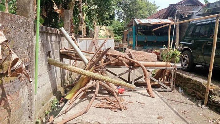 Salah satu titik yang diblokade warga terkait peternakan babi di Bantul.