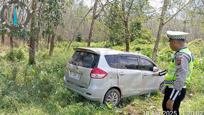 Satlantas Polres Banyuasin mengevaluasi kecelakaan tunggal di Jalan Lintas Timur Banyuasin