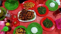 Pecinta seafood bisa mampir ke Seafood 38 di kawasan Kebon Jeruk. Berbagai pilihan seafood tersedia dengan berbagai racikan masakan. Ada cumi bakar hingga kepiting saus Padang. Foto: Google Review