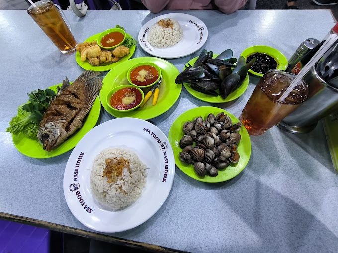 10 Tempat Makan Seafood Kaki Lima yang Enak dan Segar di Jakarta