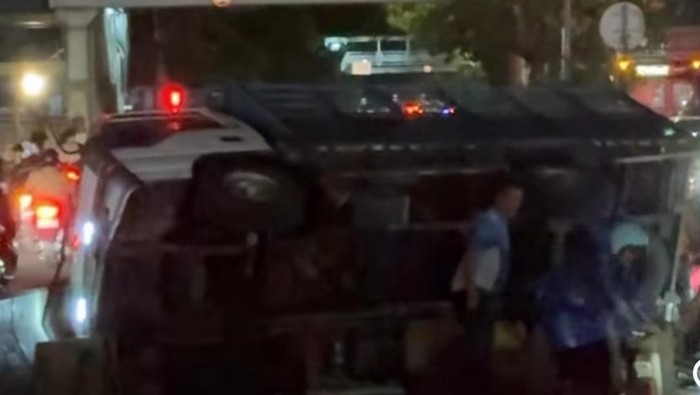 Sebuah truk terguling di flyover Jalan Daan Mogot, Cengkareng, Jakarta Barat. (screenshot video viral)