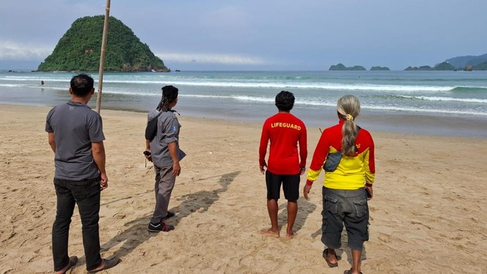 Sejumlah petugas saat melakukan pemantauan dari bibir pantai