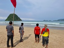 Dua Remaja Banyuwangi Terseret Ombak Pulau Merah Saat Asyik Berenang