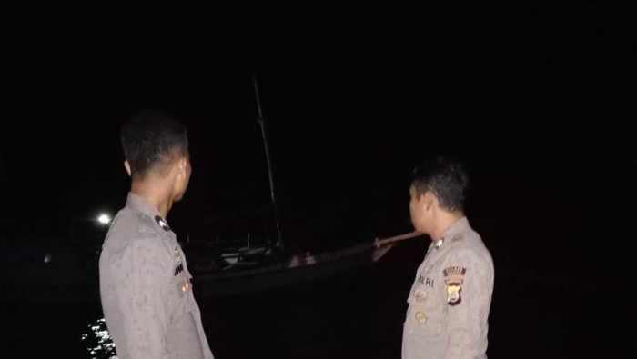 Personel Polsubsektor Pasilambena mendatangi lokasi evakuasi kapal tenggelam di perairan Kecamatan Pasilambena, Kabupaten Kepulauan Selayar.