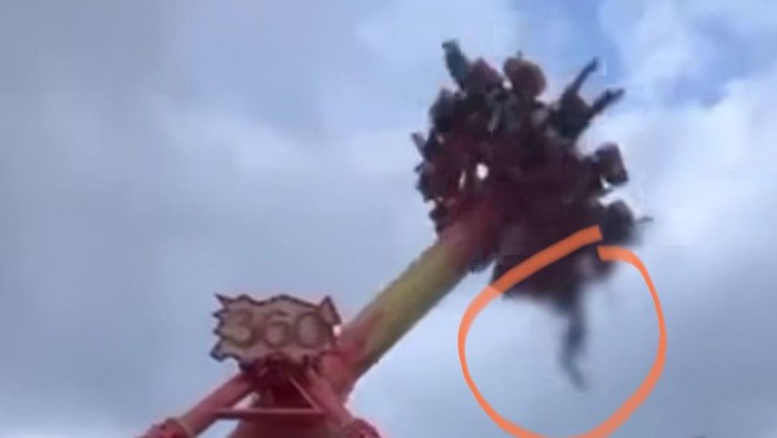 seorang remaja terjatuh dari wahana permainan 360 pendulum jatim park 1