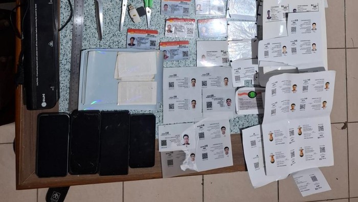 Polres Kutai Kartanegara (Kukar), Kalimantan Timur (Kaltim) mengungkap sindikat pembuatan SIM palsu. Dari hasil penyelidikan polisi meringkus 5 pelaku.
