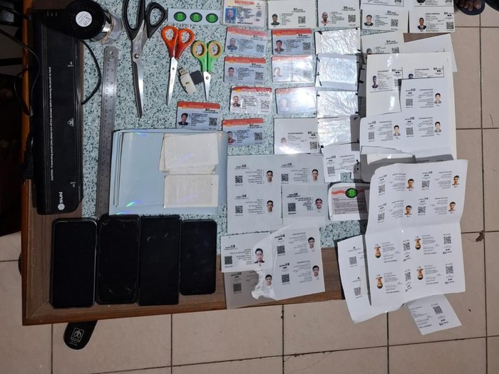 Polres Kutai Kartanegara (Kukar), Kalimantan Timur (Kaltim) mengungkap sindikat pembuatan SIM palsu. Dari hasil penyelidikan polisi meringkus 5 pelaku.