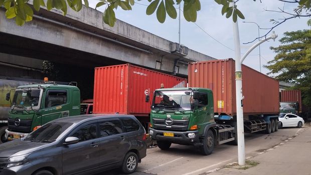 Sopir truk kontainer terjebak macet horor di Tanjung Priok