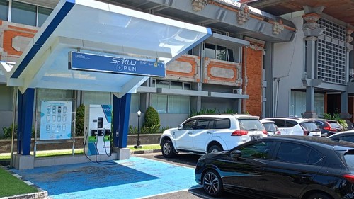 SPKLU di halaman parkir sebuah kantor mitra usaha PLN. (Dok. PLN UID Bali)