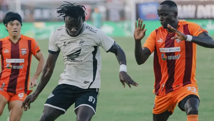 Striker PSM Makassar Balotelli mencoba melewati penjagaan bek Borneo FC Samarinda Christophe Nduwarugira dalam laga Liga 1 2024/2025 di Stadion Segiri.