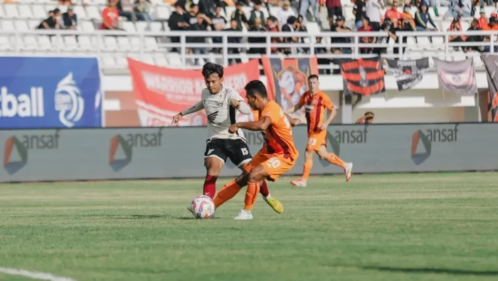 Striker PSM Makassar Ricky Pratama berduel dengan pemain Borneo FC Samarinda dalam laga Liga 1 2024/2025 di Stadion Segiri.