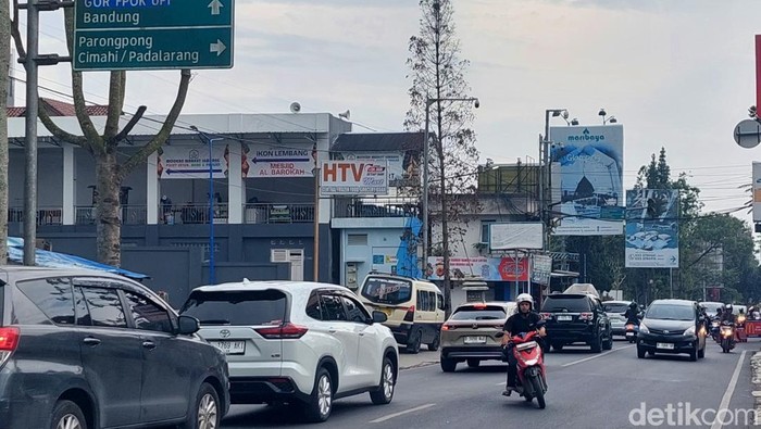 suasana arus lalu lintas di kawasan Lembang