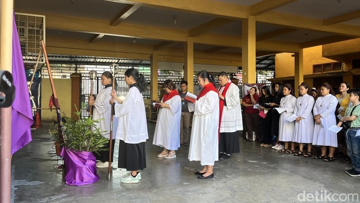 Suasana ibadah Jalan Salib di Gereja Katedral Medan. (Foto: Kartika Sari/detikSumut).