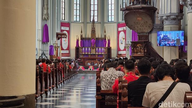 Suasana ibadat Jumat Agung di Katedral Jakarta, Jumat (18/4/2025). (Adrial/detikcom)