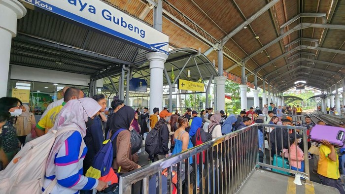 Suasana Penumpang di Stasiun Gubeng Saat Libur Panjang