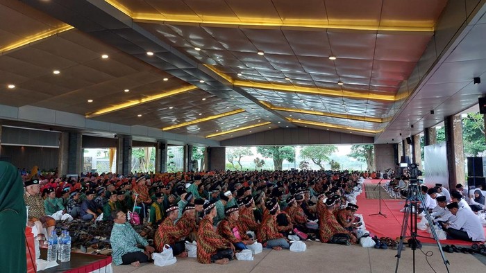 Suasana saat ribuan jemaah calon haji 2025 mengikuti bimbingan manasik haji