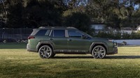 Garis bodi lebih angular menonjolkan karakter SUV, berbeda dengan siluet generasi 2023 yang cenderung mempertahankan elemen station wagon. Sementara untuk dimensinya juga kian bongsor dan tinggi. Foto: dok. Subaru