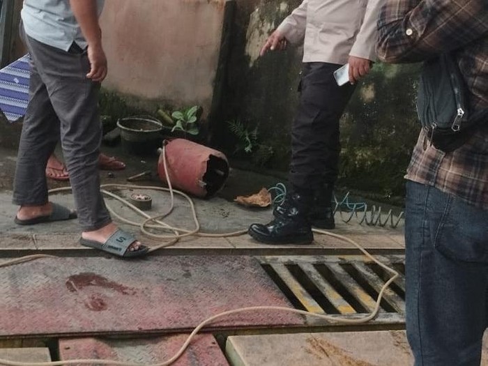 Tabung berisi sabun untuk cuci salju yang meledak di tempat cucian mobil dan motor, Timbulharjo, Sewon, Bantul, Kamis (17/4/2025).