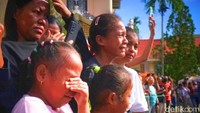 Visualisasi ini sukses menguras emosi penonton dan pemeran. Romo Antonius menyebut peristiwa 2000 tahun lalu itu masih relevan hingga kini. Foto: Oktavian Barang/detikKalimantan