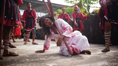 Momen Jalan Salib di Tarakan Gugah Emosi Jemaat dan Pemeran