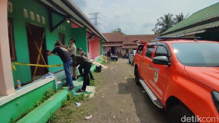 Tim Inafis Satreskrim Polres Ciamis melakukan olah TKP penemuan mayat wanita terlilit lakban di Indekos Ciamis.