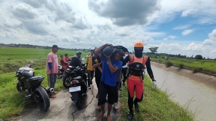 Tim SAR gabungan evakuasi jenazah pasturi yang tewas di irigasi