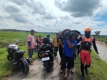 Pasutri di OKU Timur Tewas Usai Motornya Masuk Irigasi