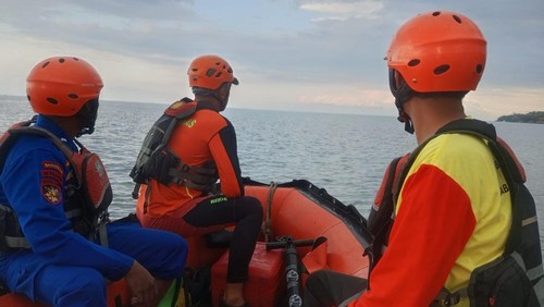 Tim SAR gabungan saat melakukan pencarian terhadap WN Rusia yang hilang di perairan Amed, Karangasem, Jumat (18/4/2025). (Basarnas Karangasem)