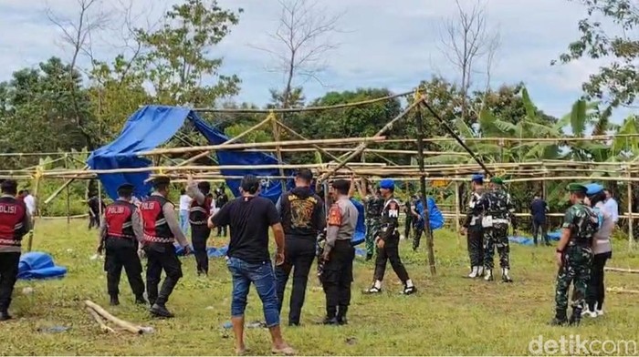 TNI dan Polri membongkar arena judi sabung ayam di Kecamatan Bontomarannu, Kabupaten Gowa.