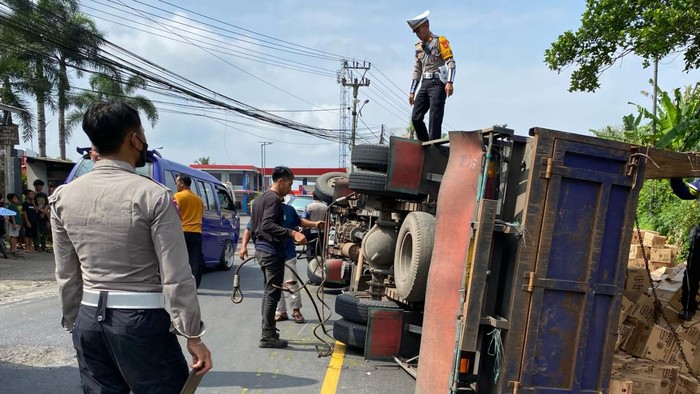 Truk muatan sembako dan bumbu terguling di Jalan Siliwangi Sukabumi.
