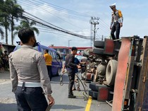 Truk Muatan Bumbu Kemasan Terguling di Jalan Siliwangi Cibadak
