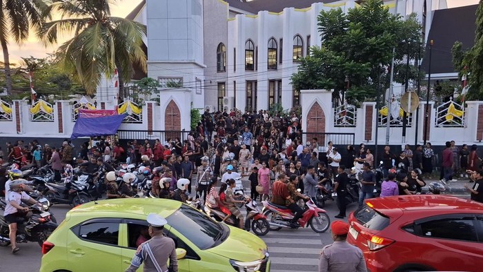 Umat Katolik tumpah ruah keluar Gereja Katedral Kupang, NTT, seusai mengikuti ibadat Jumat Agung, Jumat (18/4/2025). (Yufengki Bria/detikBali)
