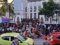 Umat Katolik Tumpah Ruah Ikuti Ibadah Jumat Agung di Gereja Katedral Kupang