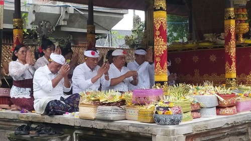 Upacara piodalan di padmasana kantor Bupati Bangli pada Jumat (18/4/2025). (Foto: Dok. Pemkab Bangli)