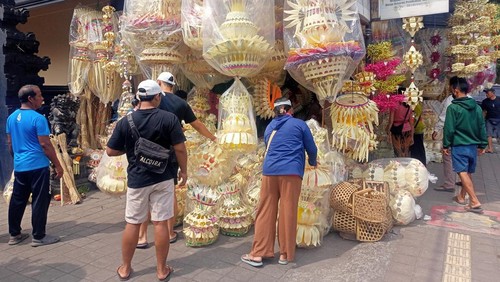 Usaha perlengkapan penjor mulai diserbu warga menjelang Galungan di sepanjang Jalan Denpasar-Gilimanuk, Badung, Jumat (18/4/2025). (Foto: Agus Eka/detikBali)
