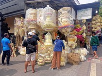 Penjual Perlengkapan Penjor Mulai Menjamur Jelang Galungan
